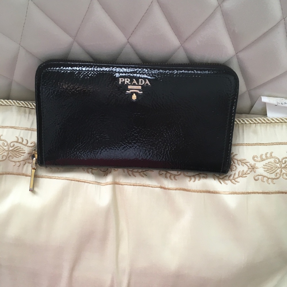 Authentic    Prada wallet